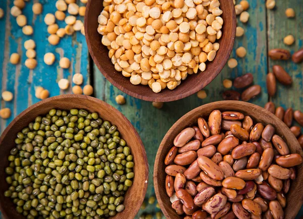 Legume cru na velha mesa de madeira rústica . — Fotografia de Stock