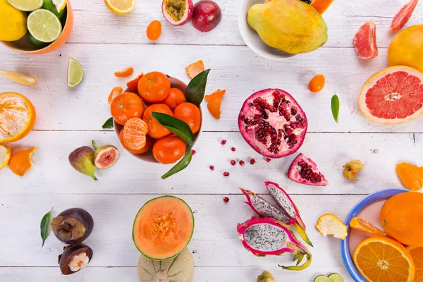 Citrusfrukter på ett träbord. — Stockfoto