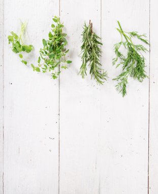 Ahşap arka planda taze bitkiler