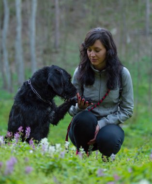 Çayır köpeği ile oturan kız