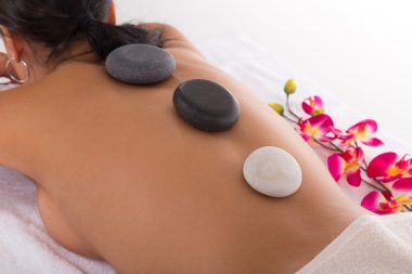 Kaplıca ameliyatı olan genç bir kadın..