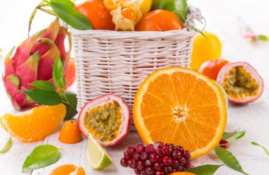 Narenciye ahşap bir masa üzerinde.