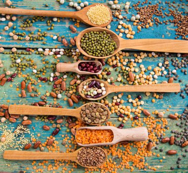 Köhne ahşap masada çiğ baklagil.