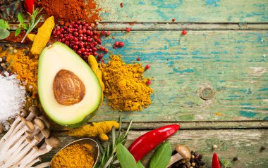 Ahşap masada çeşitli renkli baharatlar var.