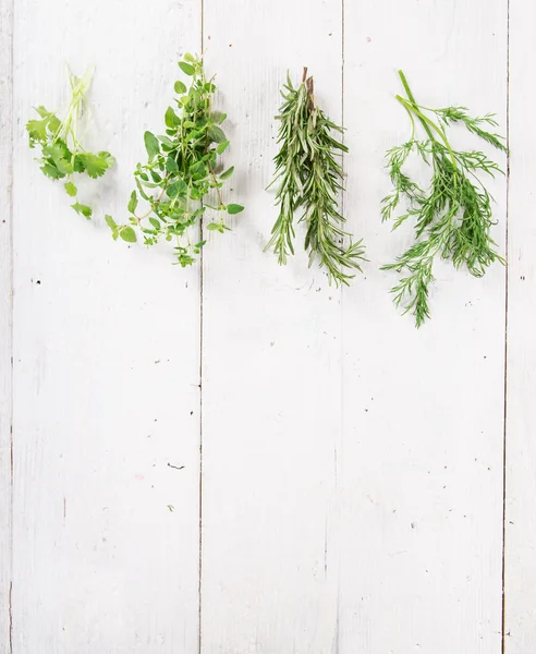 Ahşap arka planda taze bitkiler