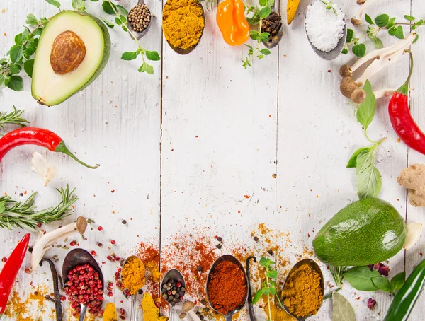 Verschiedene bunte Gewürze auf Holztisch — Stockfoto