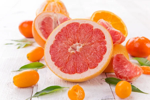 Grapefruit op een houten tafel. — Stockfoto