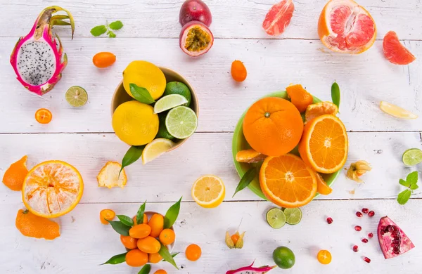 Frutos cítricos em uma mesa de madeira . — Fotografia de Stock