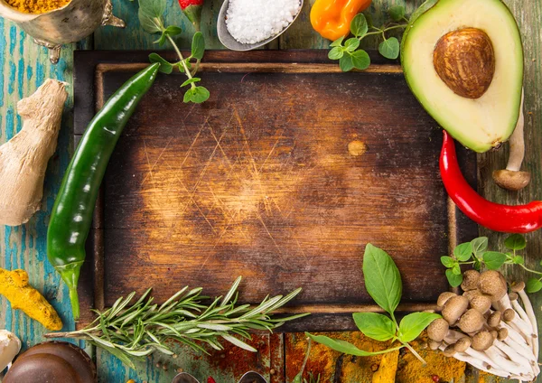 Verschiedene bunte Gewürze auf Holztisch — Stockfoto