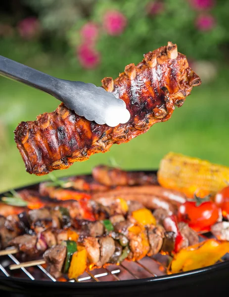 Deliciosa carne a la parrilla con verduras en una parrilla de barbacoa . — Foto de Stock