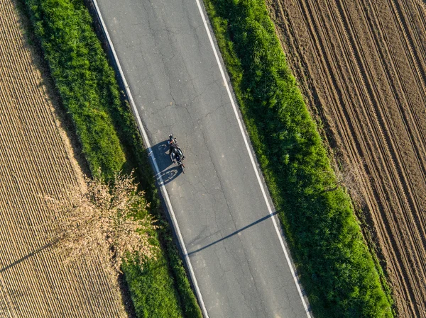 Letecký pohled na motorbiker. — Stock fotografie