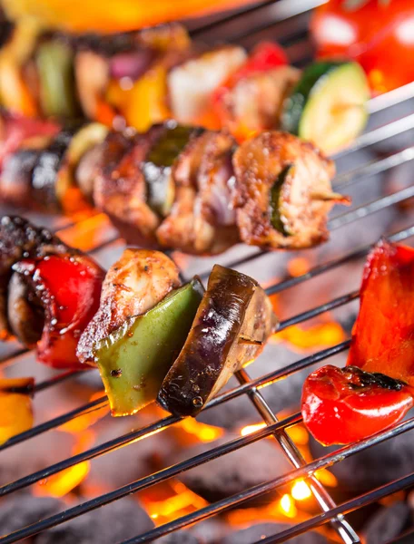 Brochetas y verduras a la parrilla, primer plano . — Foto de Stock