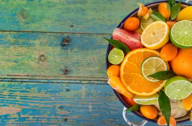 Narenciye ahşap bir masa üzerinde.