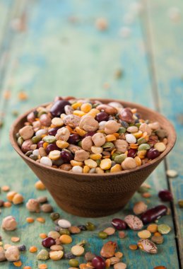 Köhne ahşap masada çiğ baklagil.