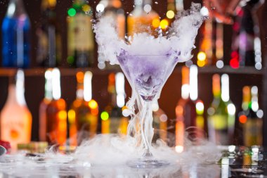 Bar masasında buz buharlı kokteyl..