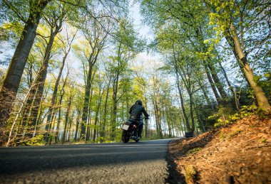 Motosiklet orman yolu üzerinde adam koltuğa.