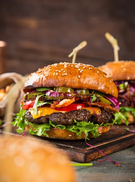 Finom hamburgerek a fa asztalon. — Stock Fotó
