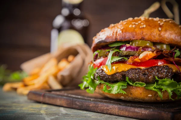 Leckere Burger auf Holztisch. — Stockfoto