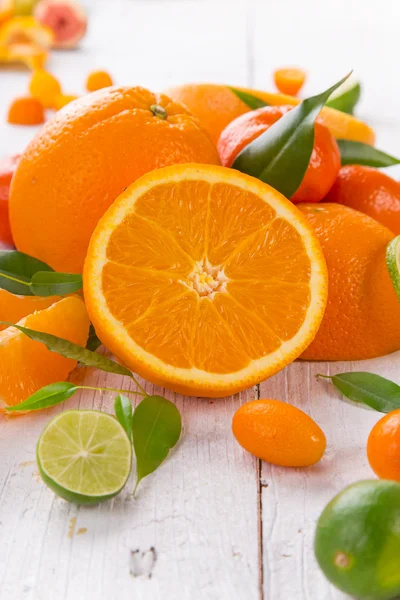 Verse sinaasappels op een houten tafel. — Stockfoto