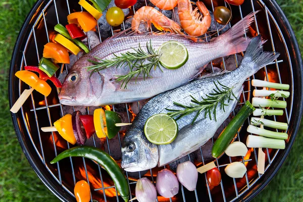 Barbacoa parrilla con peces de mar . — Foto de Stock