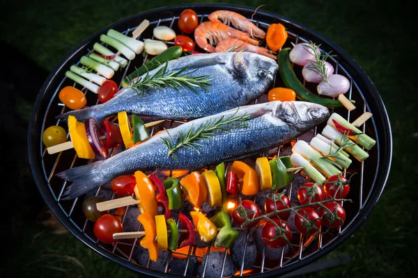 Churrasqueira com peixes marinhos . — Fotografia de Stock