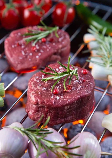 Carne de vaca deliciosa com verdura em uma grelha de churrasco . — Fotografia de Stock