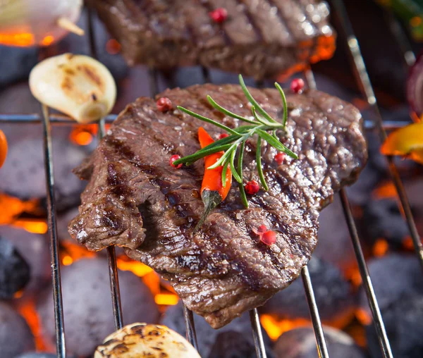 Deliciosos filetes de carne con verduras en una parrilla de barbacoa . —  Fotos de Stock