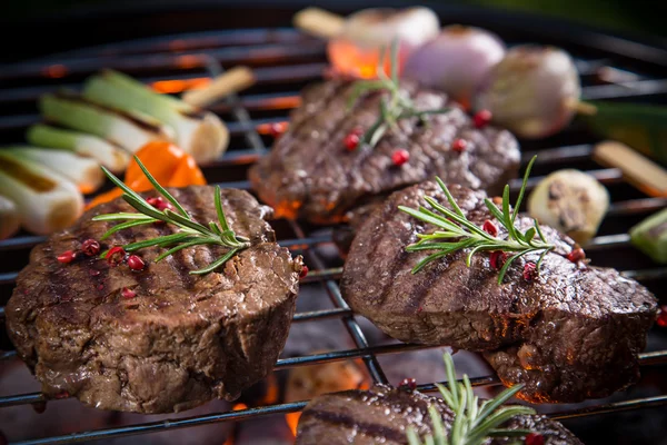 Delicious beef steaks with vegetable on a barbecue grill. — Stock Photo, Image