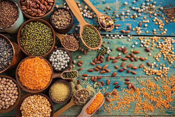 Legume cru na velha mesa de madeira rústica . — Fotografia de Stock