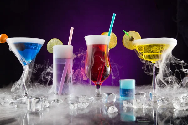 Cocktails with ice vapor on bar desk. — Stock Photo, Image