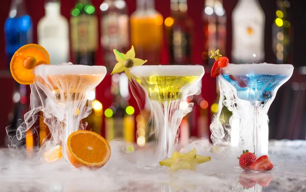 Cocktails with ice vapor on bar desk. — Stock Photo, Image