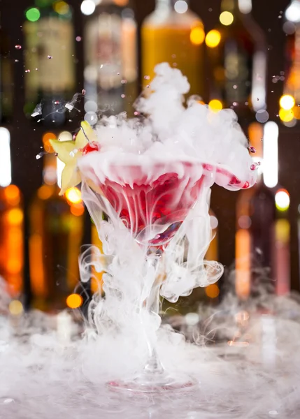 Cocktail con vapore di ghiaccio sulla scrivania del bar. — Foto Stock