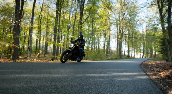 Miejsce człowieka na motocykl na drodze leśnej. — Zdjęcie stockowe