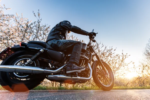 Asiento de hombre en la motocicleta en la carretera . — Foto de Stock