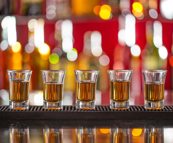 Francotiradores en un mostrador de bar . — Foto de Stock