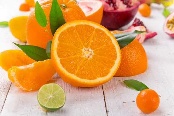 Narenciye ahşap bir masa üzerinde.