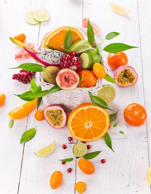 Narenciye ahşap bir masa üzerinde.