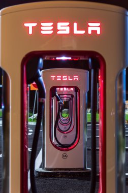 Brenner, Avusturya - 11 Mayıs 2016: Tesla supercharger makine Supercharger istasyonunda gece.