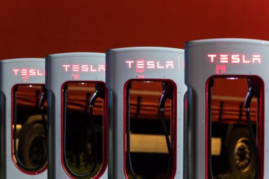 Brenner, Avusturya - 11 Mayıs 2016: Tesla supercharger makine Supercharger istasyonunda gece.