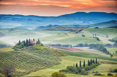 Manzara Tuscany, tepeler ve çayırlar, Toscana - İtalya