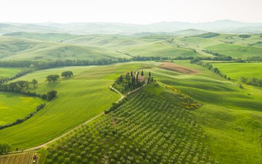 Manzara Tuscany, tepeler ve çayırlar, Toscana - İtalya