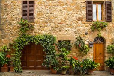 Pienza eski eski Avrupa sokak görünümü. İtalya.