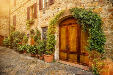 Pienza eski eski Avrupa sokak görünümü. İtalya.