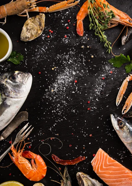 Frutti di mare freschi su pietra nera . — Foto Stock