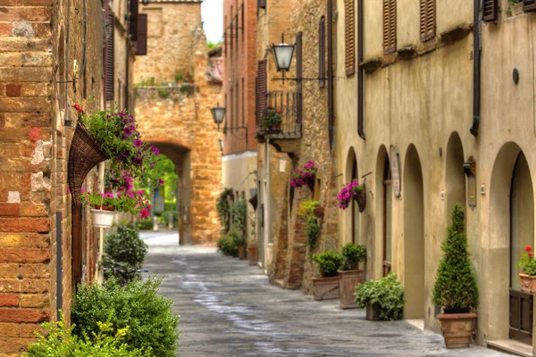 ピエンツァで古代の古いヨーロッパの街並みの眺め。イタリア. — ストック写真