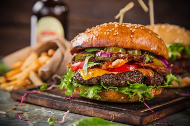 Tahta masada lezzetli hamburgerler..