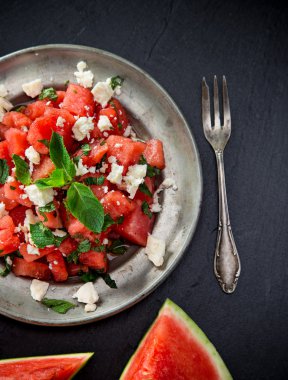 Taze salata, kavun, peynir, limon ve nane..
