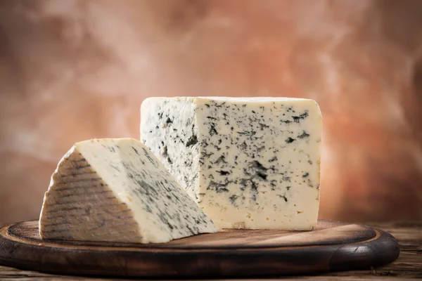 Ahşap zemin üzerinde mavi peynir — Stok fotoğraf