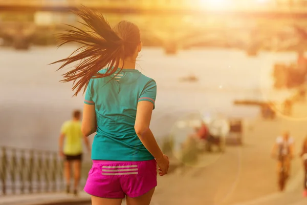 Running woman during sunny day in the city. — Stock Photo, Image