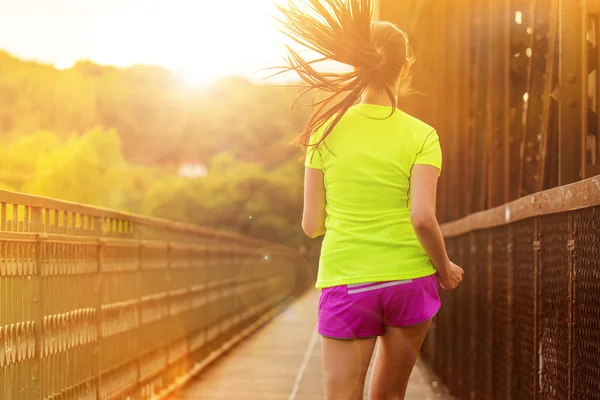 Running woman during sunny day in the city. — Stock Photo, Image